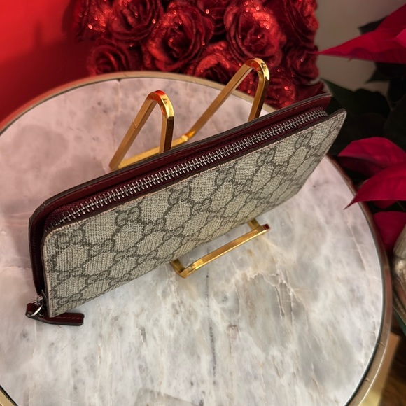 Gucci Beige Monogram Long Zipper bifold wallet in good condition - Picture 16 of 16